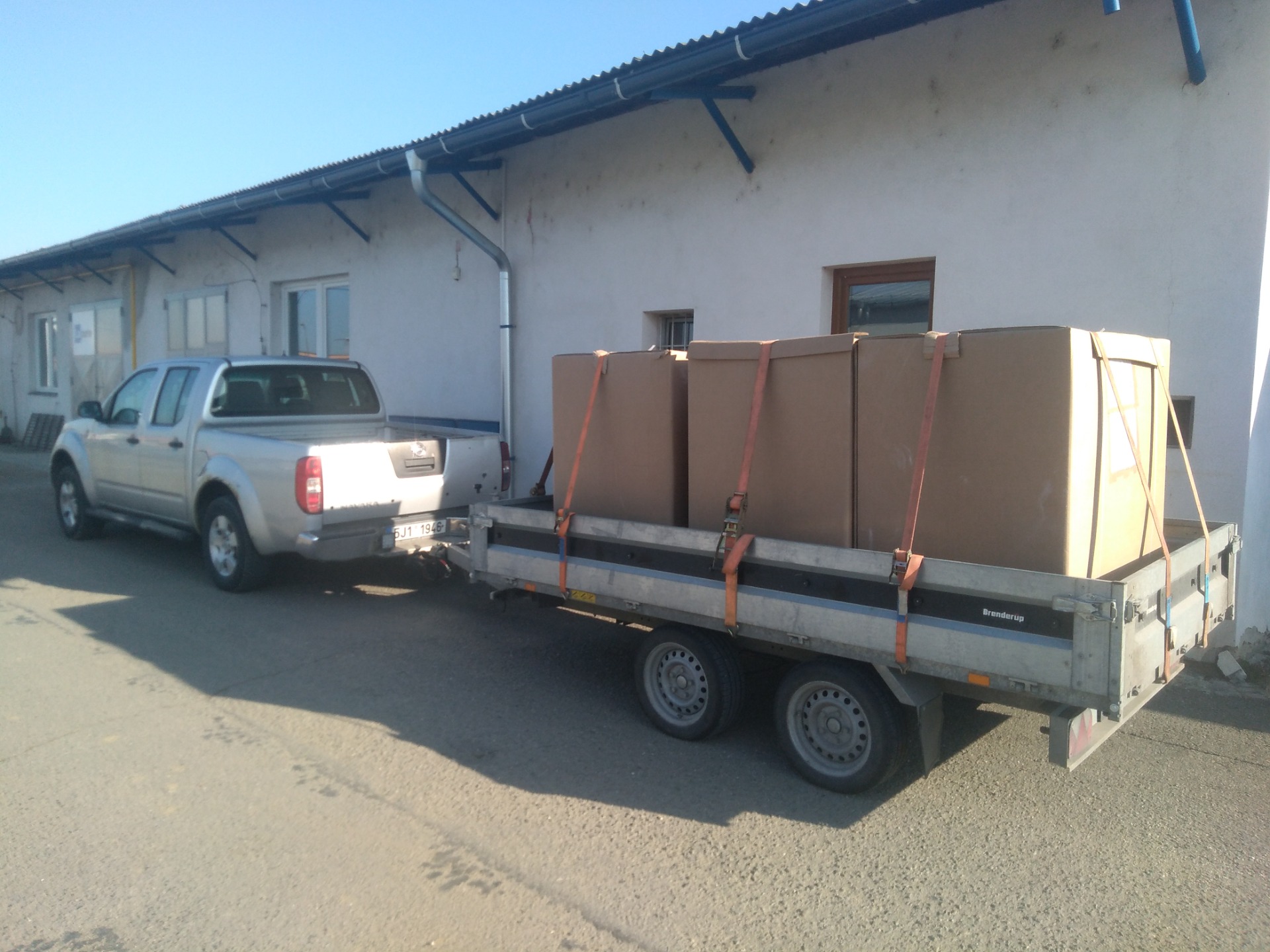 Přeprava materiálu pro výrobu světlometu pro automobily. Z Kroměříže do Rychvaldu